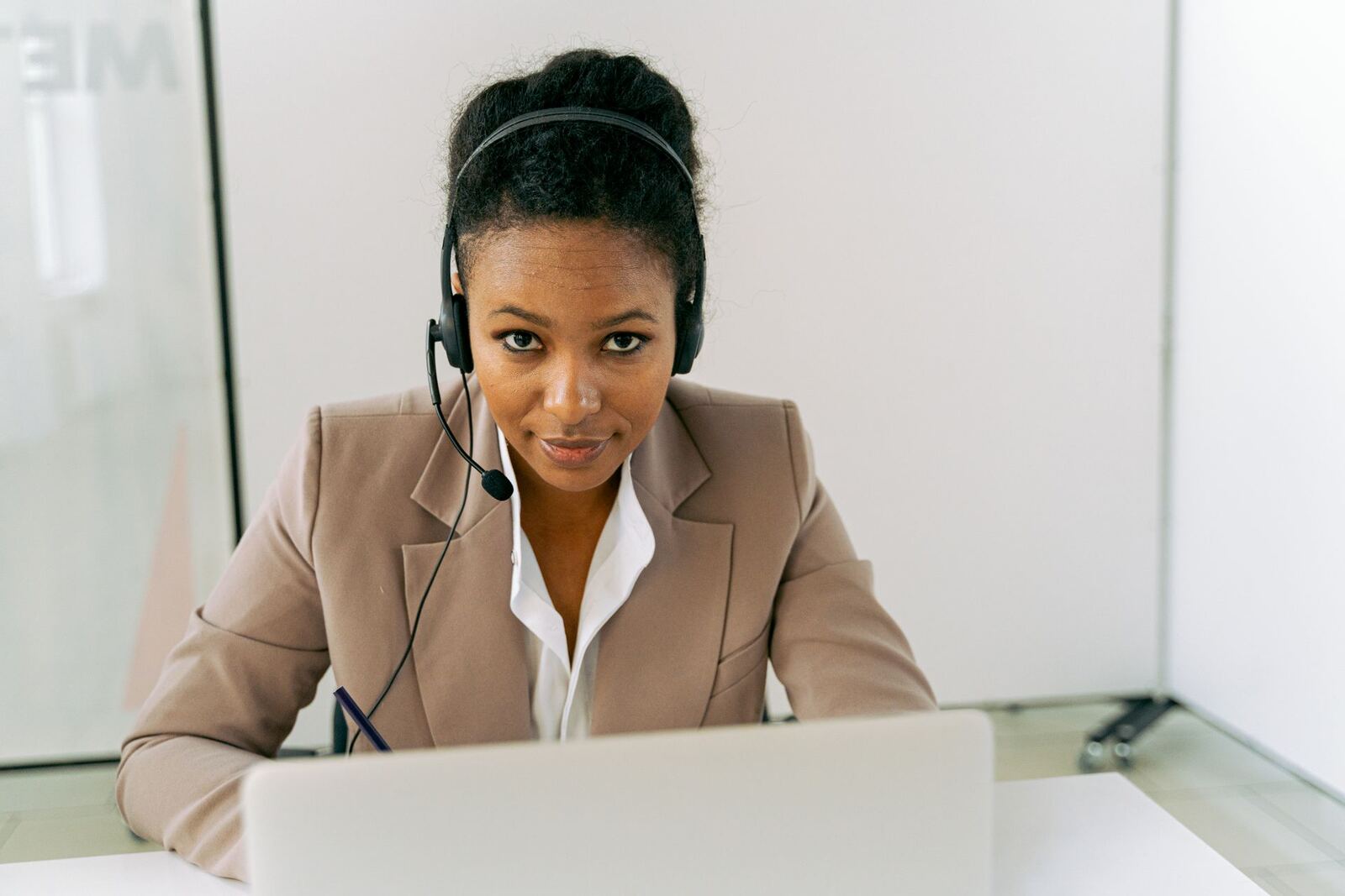 Une conseillère NUMERIS répond aux clients